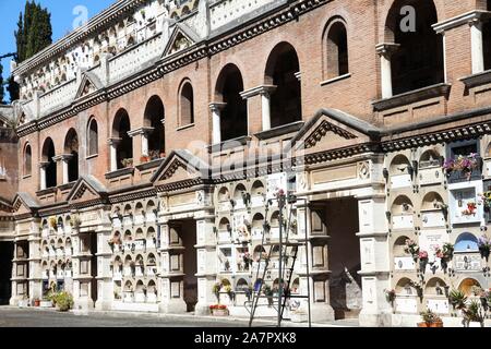 Roma, Italia - 9 Aprile 2012: Campo Verano cimitero in Roma. Essa esiste dal 1812 ed è uno dei cimiteri più grande in Italia. Foto Stock