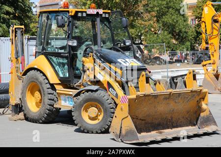 SZEGED, UNGHERIA - Agosto 13, 2012: Caterpillar CAT 432 E del retroescavatore della macchina caricatrice a Szeged, Ungheria. Caterpillar è un produttore americano di industri Foto Stock