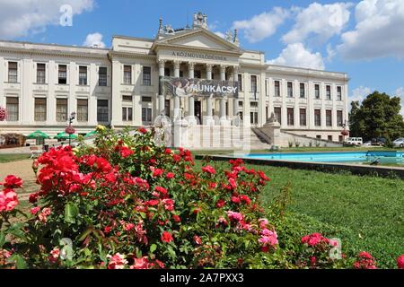 SZEGED, UNGHERIA - Agosto 13, 2012: vista esterna di Mora Ferenc Museum di Szeged, Ungheria. Szeged è la terza città più grande in Ungheria. Foto Stock