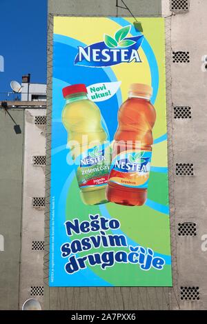 Belgrado, Serbia - Agosto 15, 2012: Grande piscina annuncio della bevanda Nestea a Belgrado. Nestea è un tè freddo marchio di proprietà di Nestlé e manufa Foto Stock