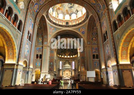 SZEGED, UNGHERIA - Agosto 13, 2012: la gente visita Chiesa Votiva a Szeged, Ungheria. È la quarta chiesa più grande in Ungheria. Esso è stato completato nel 1930 Foto Stock