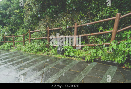 Piccole Dol Hareubang statua sulla strada fino a parco su Jeju Island Foto Stock