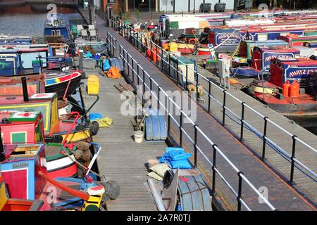 BIRMINGHAM, Regno Unito - 19 Aprile 2013: Narrowboats ormeggiato a Gas Street Basin in Birmingham, UK. Birmingham è la seconda più popolosa città britannica. Esso ha ri Foto Stock