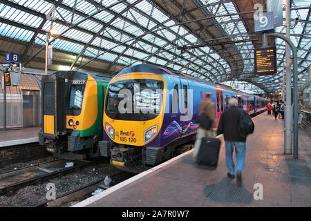 LIVERPOOL, Regno Unito - 20 Aprile 2013: passeggeri Londra Midland e il primo gruppo treni in Liverpool Lime Street Station, UK. FirstGroup impiega 124,00 Foto Stock