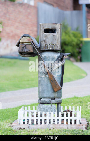 Un letterbox realizzato a partire da una vecchia bottiglia di gas costruito a guardare come il famoso Bushranger Ned Kelly (1854-1880) nella sua auto stile armor Foto Stock