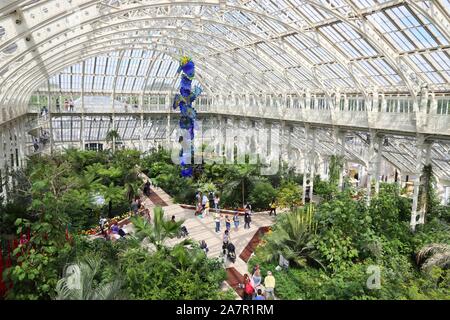 KEW, Regno Unito - 15 luglio 2019: persone visitano casa temperate di Kew Gardens in Greater London. Royal Botanic Gardens sono designate come patrimonio mondiale UNESCO Foto Stock