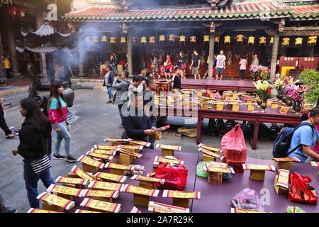 LUKANG, Taiwan - 2 dicembre 2018: la gente visita Mazu tempio in Lukang, Taiwan. Lukang città vanta oltre 200 templi. Foto Stock