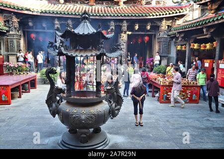 LUKANG, Taiwan - 2 dicembre 2018: la gente visita Mazu tempio in Lukang, Taiwan. Lukang città vanta oltre 200 templi. Foto Stock