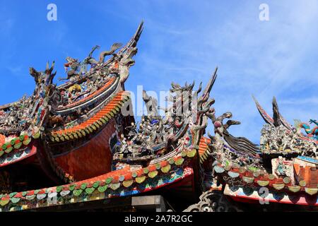 Taipei tempio Longshan in Taiwan. Il cinese la religione popolare punto di riferimento. Foto Stock