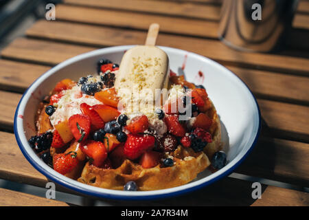 Deliziosi waffles con berry e gelato Foto Stock