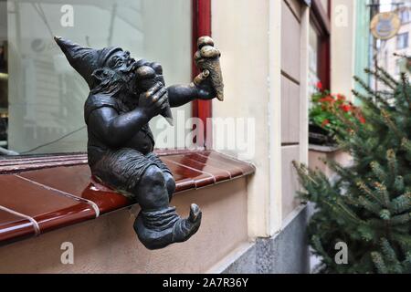 WROCLAW, Polonia - 11 Maggio 2018: Gelato gnome o dwarf piccola statua a Wroclaw in Polonia. Wroclaw ha 350 gnome sculture in giro per la città. Foto Stock