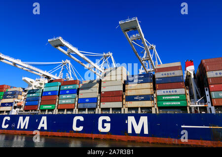 Il francese di proprietà, CMA CGM nave container essendo caricati, porto di Oakland, contea di Alameda, California, Stati Uniti d'America. Foto Stock