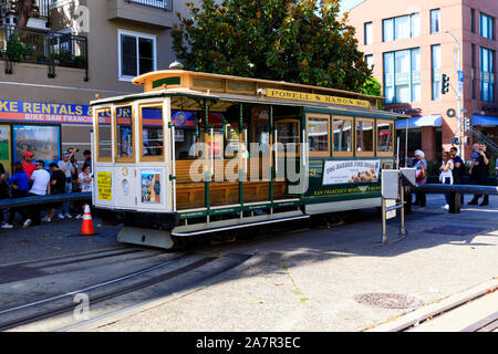 Powell e Mason funivia al Bay street turnaround. San Francisco, California, Stati Uniti d'America Foto Stock