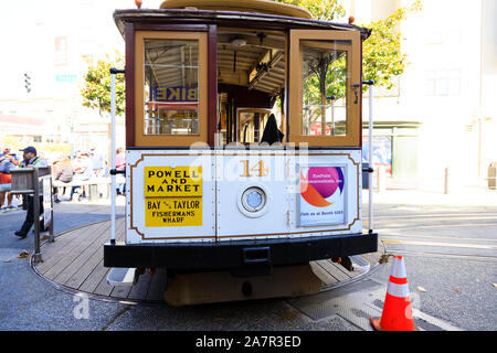 Powell e Mason funivia al Bay street turnaround. San Francisco, California, Stati Uniti d'America Foto Stock