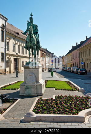 Statua di Andras Hadik, noto in Ungheria come 'ussaro di tutti gli ussari'. Al di fuori di Buda Municipio della Città Vecchia. Il quartiere del castello di Budapest, Foto Stock