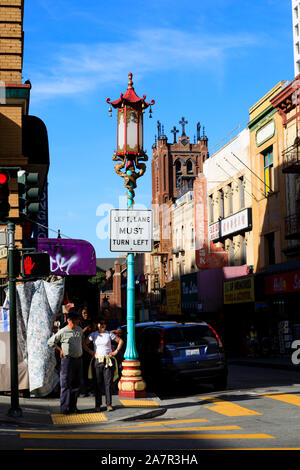 Decorate cinese le luci di strada, Chinatown di San Francisco, California, Stati Uniti d'America Foto Stock