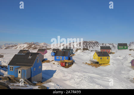 Case colorate in primavera in Groenlandia Foto Stock