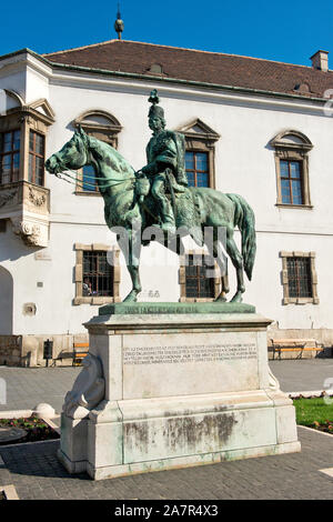 Statua di Andras Hadik, noto in Ungheria come 'ussaro di tutti gli ussari'. Al di fuori di Buda Municipio della Città Vecchia. Il quartiere del castello di Budapest, Foto Stock