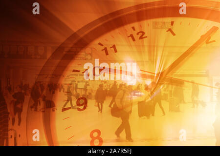 Ore di lavoro Business Times con la gente di affari a piedi nella sovrapposizione della metropolitana con il concetto di clock. Foto Stock