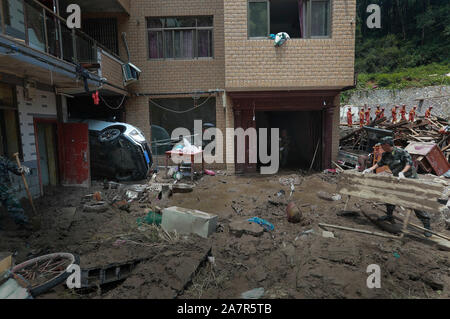 Vista degli edifici interessati dalla frana che è causata dal tifone Lekima, il nono typhoon dell'anno, in Yongjia county, Wenzhou city, Oriente Cina " Foto Stock