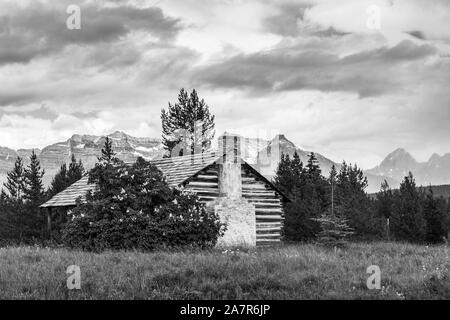 McCarthy Homestead cabina sotto tempestoso cielo estivo presso il Glacier National Park Foto Stock