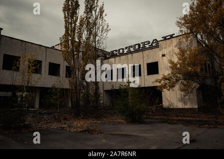 Edifici abbandonati nel vuoto città fantasma di pripjat vicino al reattore nucleare di Chernobyl durante l'autunno (Kiew, Ucraina, Europa) Foto Stock