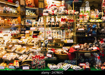 Austria-Linz - 6 Dicembre 2018: Mano cotto locale artigianale tradizionale Natale nuovi anni pasticceria austriaca a Jindrak cake shop e caffetteria con holiday g Foto Stock