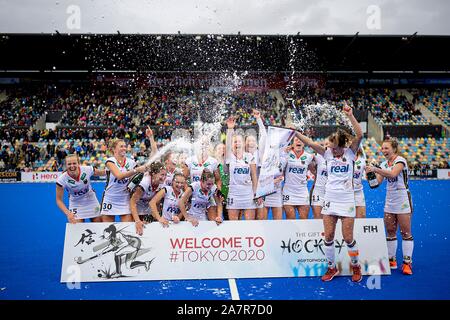 Tripudio finale Team GER, i giocatori festeggiare con vino frizzante dietro un banner "Benvenuto a Tokyo 2020', Germania (GER) - Italia (ITA) 7: 0, su 03.11.2019 Hockey Olympia donna qualificazione dal 02.11. - 3.11.2019 in Borussia Monchengladbach / Germania. € | Utilizzo di tutto il mondo Foto Stock