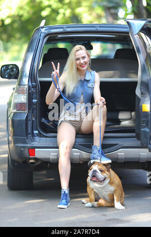 Bellissima femmina stile smilling ritratto seduta auto american bulldog Foto Stock