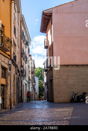 Logrono, Spagna - 24 Settembre 2019: un pedone sulla strada di Logrono, La Rioja, Spagna Foto Stock