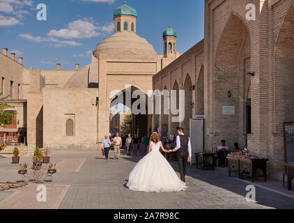 Coppie in viaggio di nozze onToki Sarrafon, antica Cupola di Trading a Bukhara, Uzbekistan in Asia centrale Foto Stock