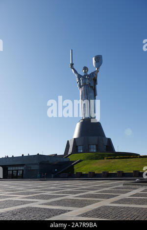 Majestic 62 metro alto patria monumento nel cuore di Kiev durante una soleggiata giornata autunnale (Kiev, Ucraina, Europa) Foto Stock