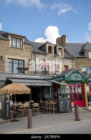 Cancale, Francia - 15 Settembre 2018: bar e ristoranti sulla strada principale di Canacle noto per i suoi squisiti piatti a base di pesce e frutti di mare. Brittany, Francia Foto Stock