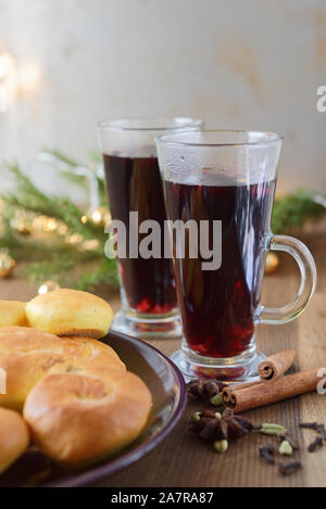 Vin brulé con spezie e zenzero rotola su una tavola di Natale Foto Stock