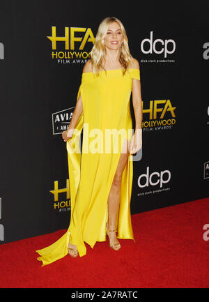 BEVERLY HILLS, CA - 03 novembre: Sienna Miller assiste il XXIII Incontro annuale Hollywood Film Awards presso il Beverly Hilton Hotel il 03 novembre 2019 a Beverly Hills, la California. Foto Stock