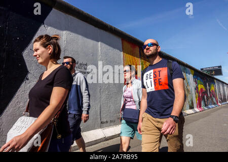 Best life on T-shirt, Berlin Wall, persone che passano intorno East Side Gallery Germania Foto Stock