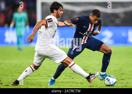 Kylian Mbappe, a destra di Parigi Saint-Germain sfide Clement Grenier di Stade Rennais durante il Trophee des Champions (Champion Trophy) corrispondono a Foto Stock