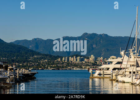 Barche ormeggiate nel porto di Coal Harbour, Vancouver, Canada, su una soleggiata giornata d'estate Foto Stock