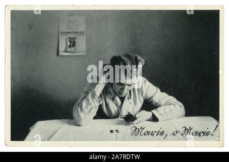 Cartolina tedesca per le foto storiche: Mattina! OH mattina! Un soldato Wehrmacht è sorpreso dal fatto che conta il contenuto del suo portafoglio. Germania, terzo Reich Foto Stock