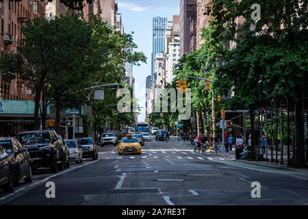 New York, Stati Uniti d'America - 6 Giugno 2019: Street con il traffico e la gente intorno a Manhattan a New York City, Stati Uniti d'America Foto Stock