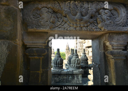 Vista attraverso la porta di pietra a Borobudur tempio buddista. Yogyakarta, Indonesia Foto Stock