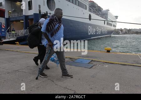 Atene, Grecia. 4 Novembre, 2019. Circa 90 rifugiati e migranti arrivati al porto di Pireo dalle isole greche. Il trasferimento dei migranti provenienti dai campi sovraffollati nei le isole alla terraferma greca ha continuato in questo fine settimana. (Credito Immagine: © Aristidis VafeiadakisZUMA filo) Credito: ZUMA Press, Inc./Alamy Live News Foto Stock