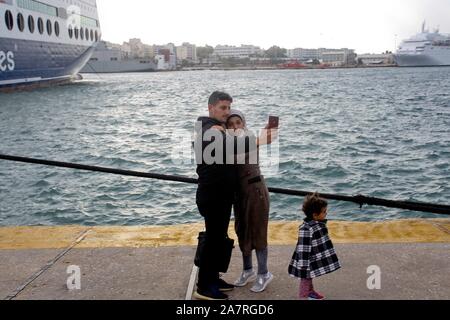Atene, Grecia. 4 Novembre, 2019. Circa 90 rifugiati e migranti arrivati al porto di Pireo dalle isole greche. Il trasferimento dei migranti provenienti dai campi sovraffollati nei le isole alla terraferma greca ha continuato in questo fine settimana. (Credito Immagine: © Aristidis VafeiadakisZUMA filo) Credito: ZUMA Press, Inc./Alamy Live News Foto Stock