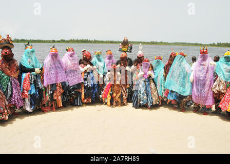 Gli uomini di Gelede maschere ballano al ritmo dello spirito durante l'annuale festival Lagos Black Heritage presso lo storico commercio di schiavi di Badagry Beach, Lagos Nigeria. Gelede Masquerades sono celebrati nel sud-ovest della Nigeria per scopi rituali e di intrattenimento. Foto Stock