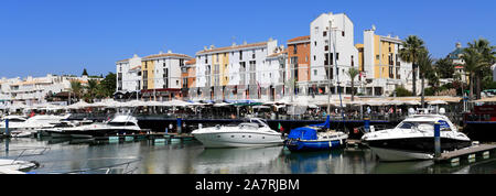 Le imbarcazioni da diporto a Vilamoura Marina, Algarve, Portogallo, Europa Foto Stock