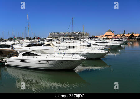 Le imbarcazioni da diporto a Vilamoura Marina, Algarve, Portogallo, Europa Foto Stock