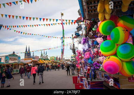 La fiera sulle rive del fiume Reno, nel distretto cittadino Deutz, vista sulla cattedrale di Colonia, Germania. Kirmes am Rheinufer in Deutz, Blick zum Foto Stock