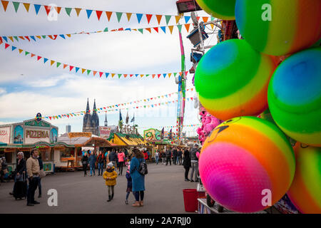 La fiera sulle rive del fiume Reno, nel distretto cittadino Deutz, vista sulla cattedrale di Colonia, Germania. Kirmes am Rheinufer in Deutz, Blick zum Foto Stock