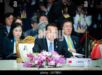 Bangkok, Tailandia. 4 Novembre, 2019. Il premier cinese LI Keqiang assiste il ventiduesimo ASEAN-Cina, Giappone e Corea del Sud (10 3) dei capi di Stato e di governo riuniti a Bangkok, Thailandia, nov. 4, 2019. Credito: Zhai Jianlan/Xinhua/Alamy Live News Foto Stock