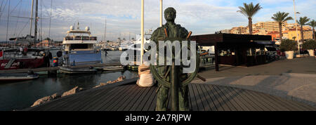 Statua di bronzo del timoniere, Vilamoura Marina di notte, Algarve, Portogallo, Europa Foto Stock